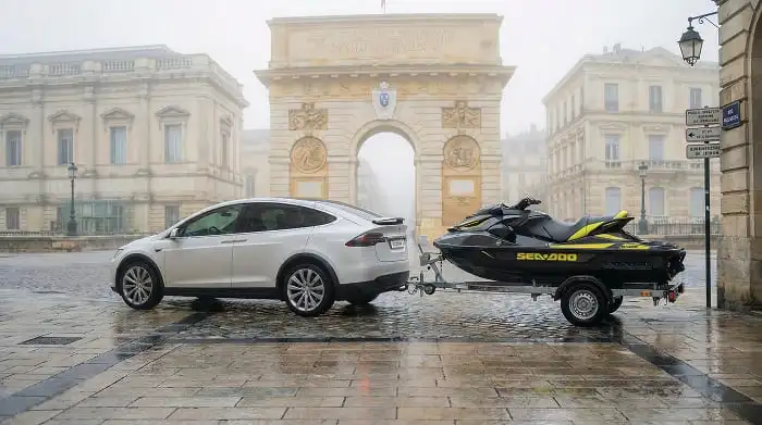 Pose d'un attelage sur une Tesla Model X à Montpellier - Euro Attelage