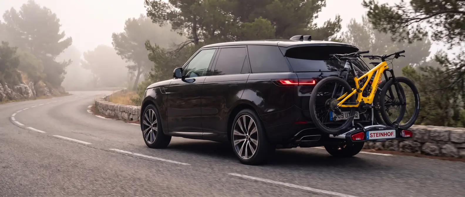 Porte-vélos sur attelage Steinhof chargé de deux vélos à l'arrière d'un SUV